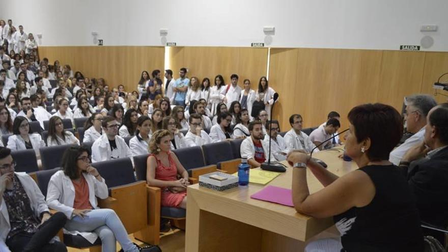 El rector aplaca los ánimos de  los estudiantes  tras el acuerdo con Sanidad