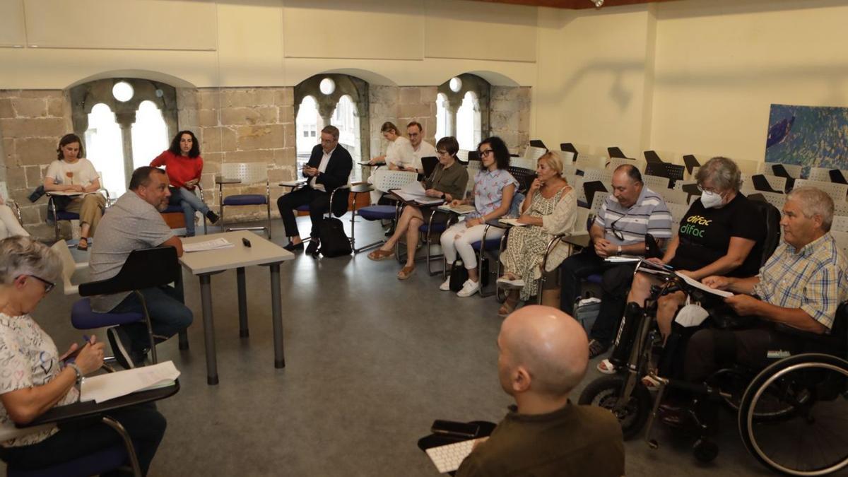 Participantes en la Comisión para la eliminación de barreras arquitectónicas, en el palacio de Valdecarzana. DRÍGUEZ