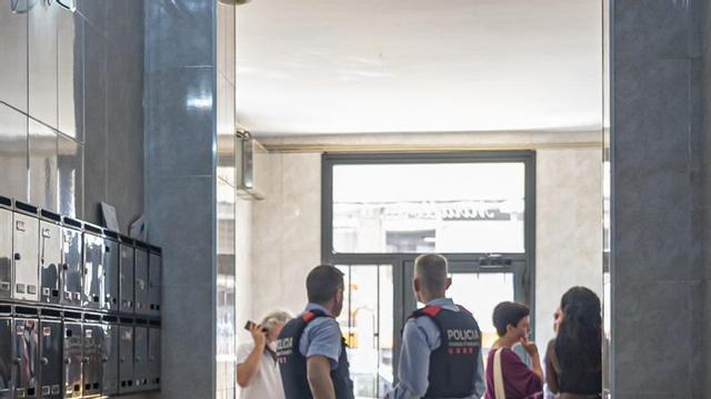 Una parella de mossos en un desnonament a l’Hospitalet de Llobregat. | MANU MITRU