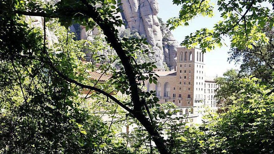 Vista del monestir de Montserrat des del camí del Via Crucis