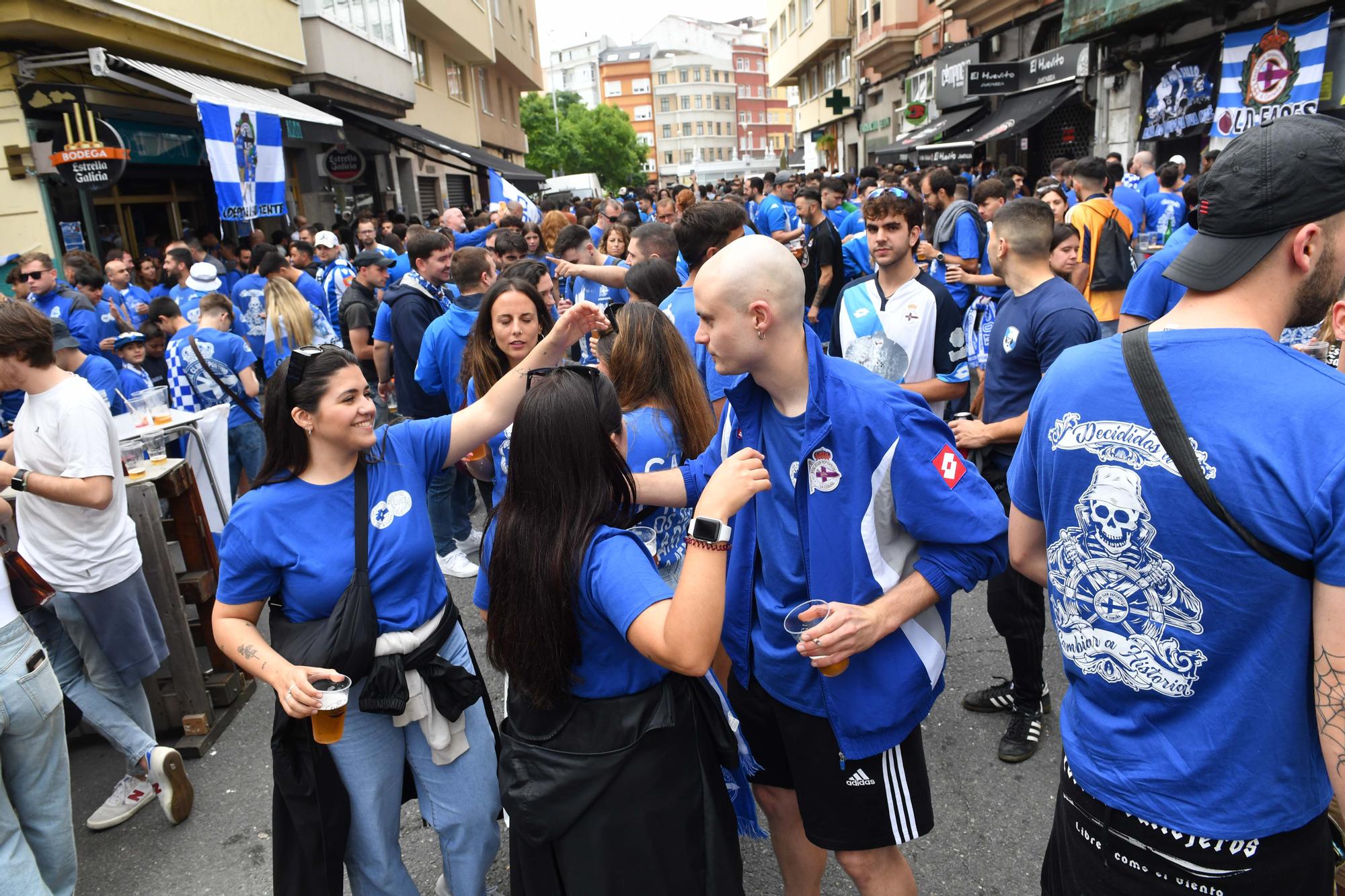 Ambientazo en la calle San Juan en la previa del Deportivo-Castellón