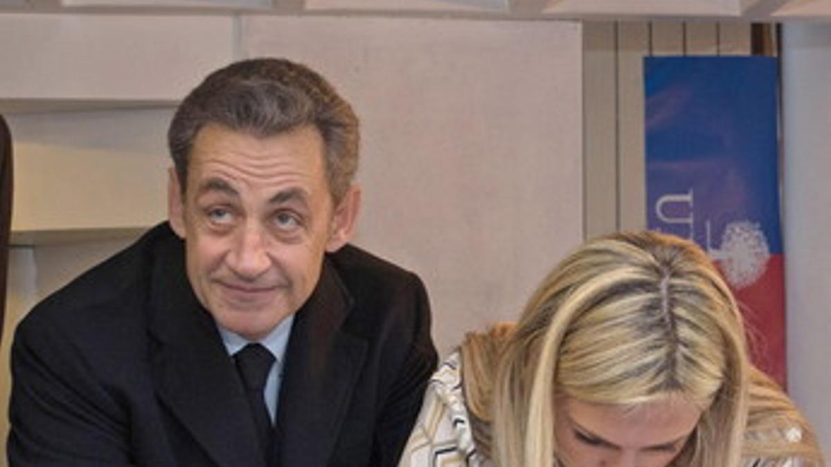 El exjefe del Estado francés, Nicolás Sarkozy, votando para la presidencia de su partido, Unión por un Movimiento Popular (UMP).