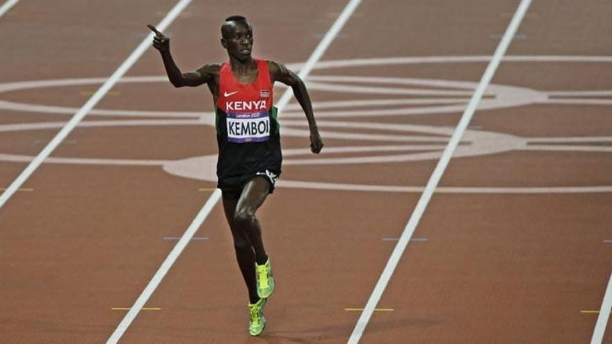 Ezekiel Kemboi celebra la victoria