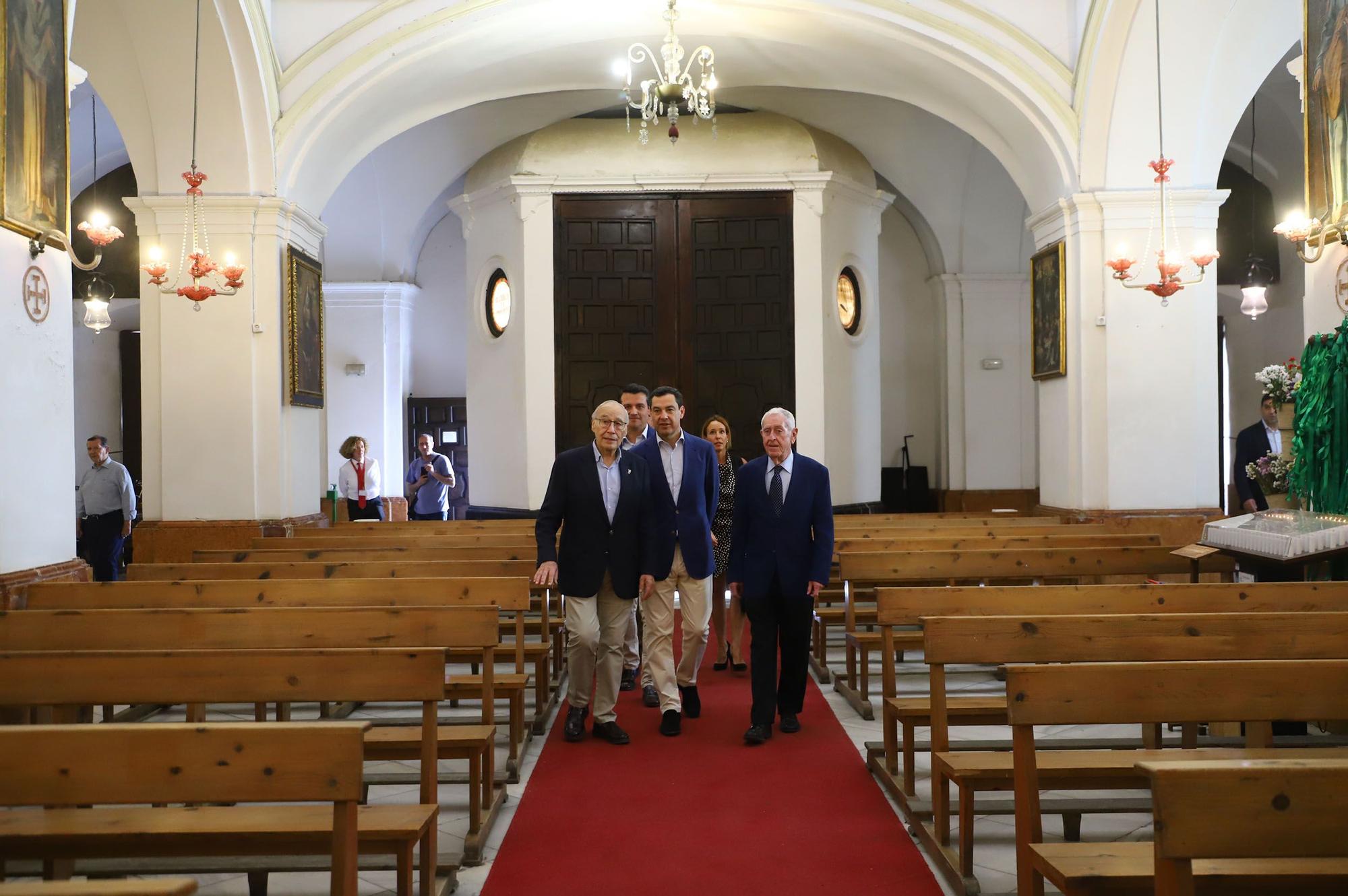 Juanma Moreno visita los Patios de Córdoba