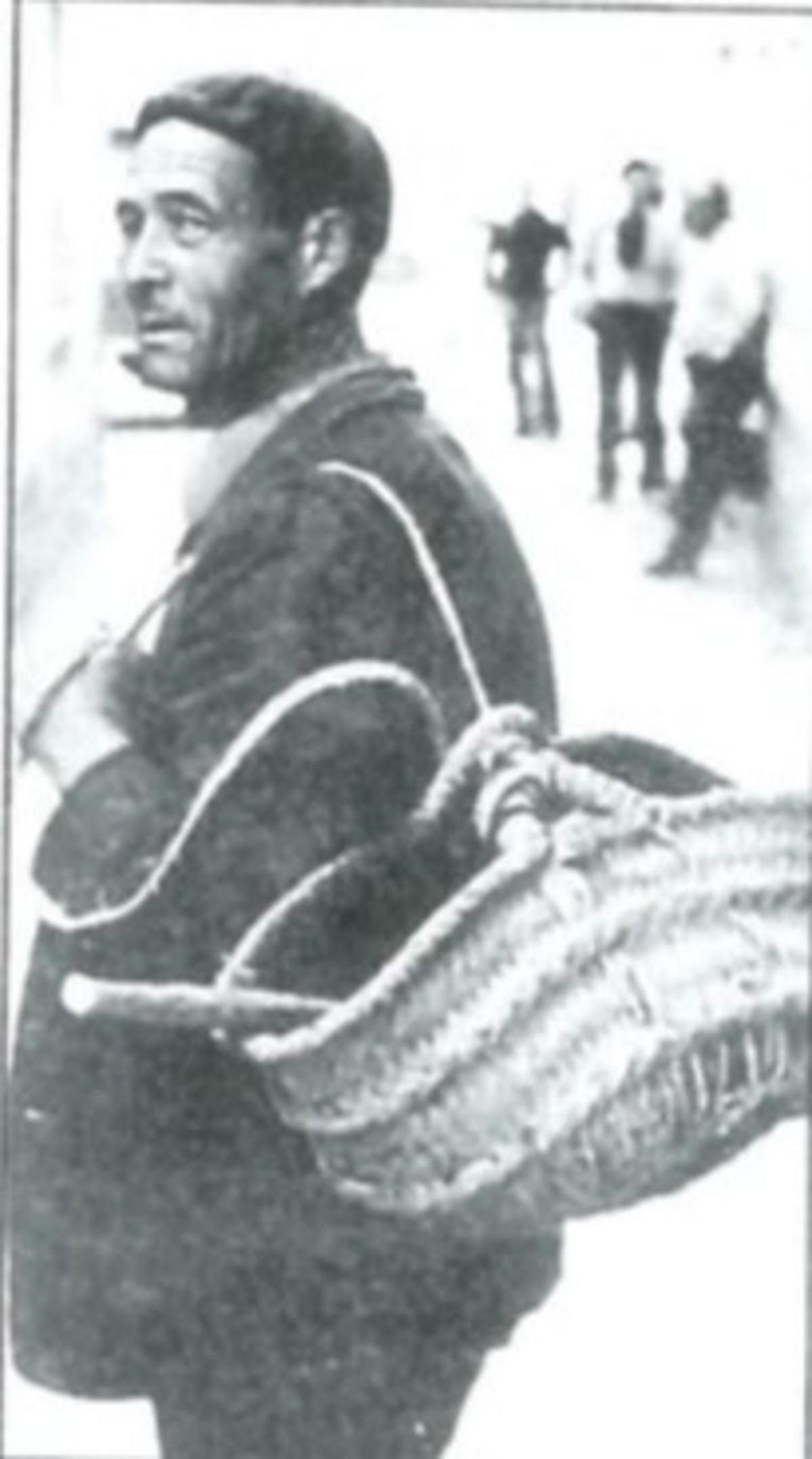 1. Sebastián Sánchez Bermejo (’Sebastián el Coín’) con su capacico terrero al hombro . 2. Trinidad Sánchez Bermejo (’Trinidad el Coín’) haciendo labores artesanas con esparto vivo y picado, en las que era todo un maestro. 3. Jesús Sánchez Bermejo (’el Greñas’). |  | L. O.