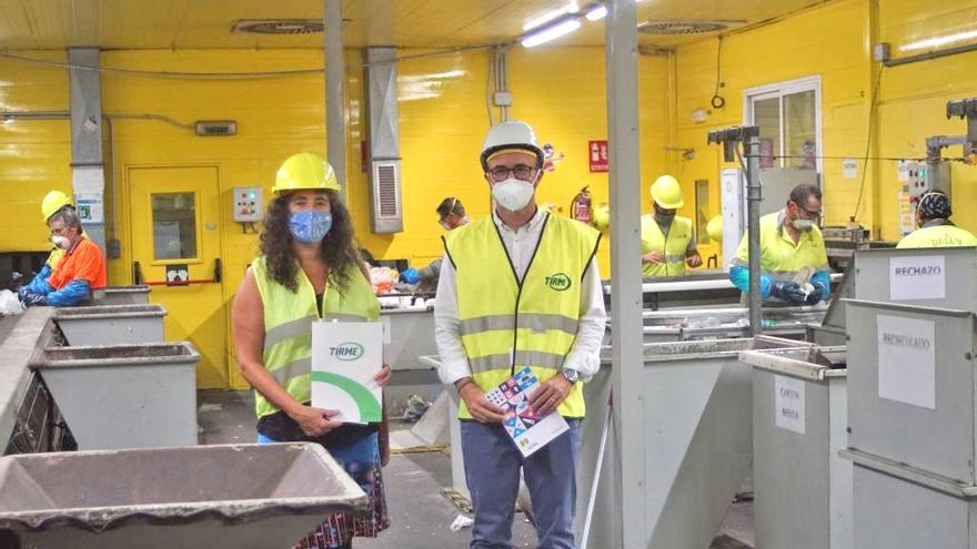 Francesca Martí y Rafael Guinea en la visita que realizaron a la planta de selección de envases tras la firma de la renovación convenio de colaboración