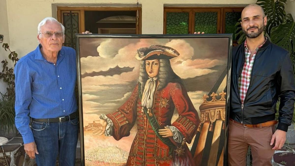 El pintor José Samit y el concejal de Cultura de Almansa Borja López, posan junto al cuadro.