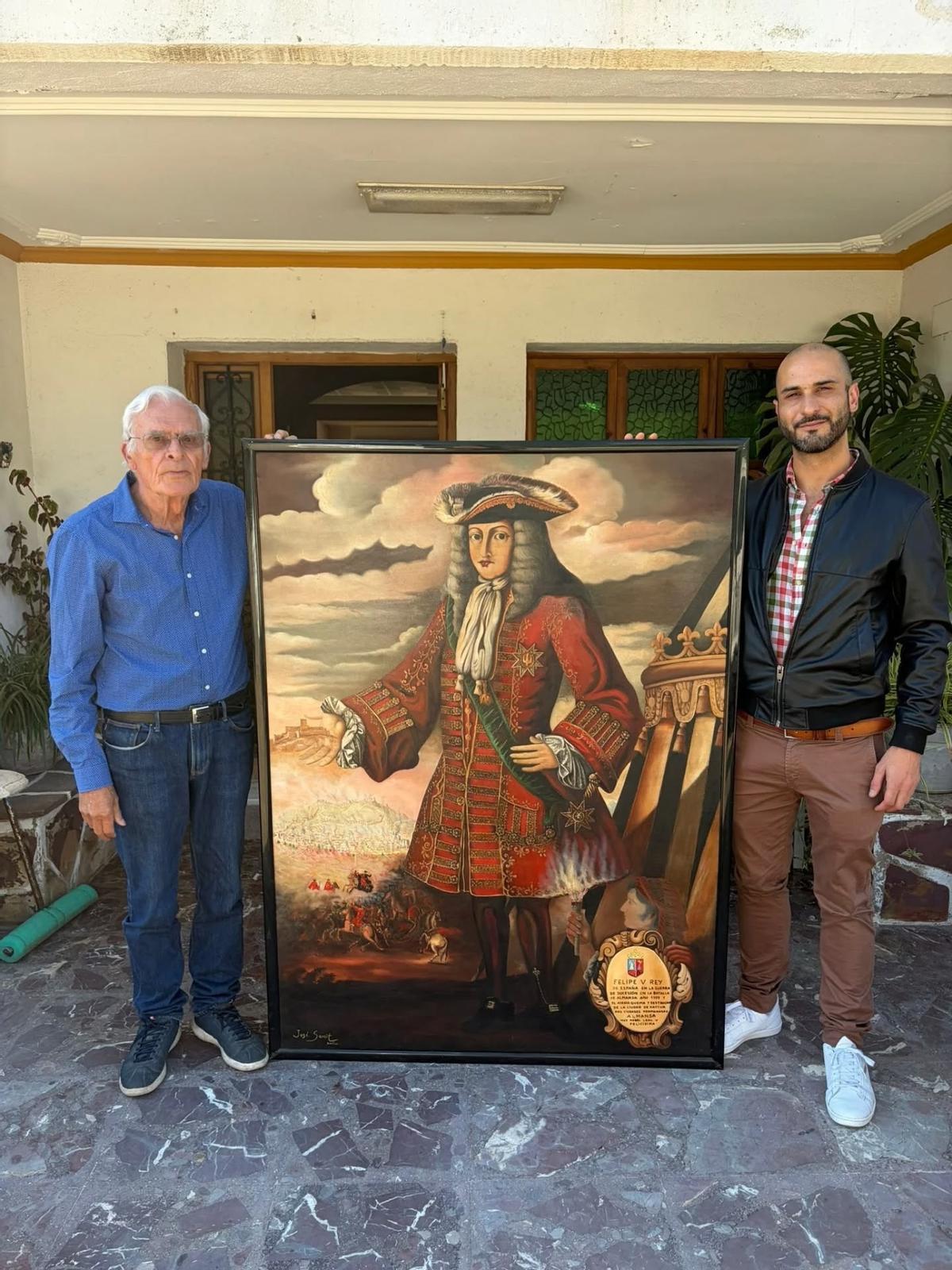 El pintor José Samit y el concejal de Cultura de Almansa Borja López, posan junto al cuadro.