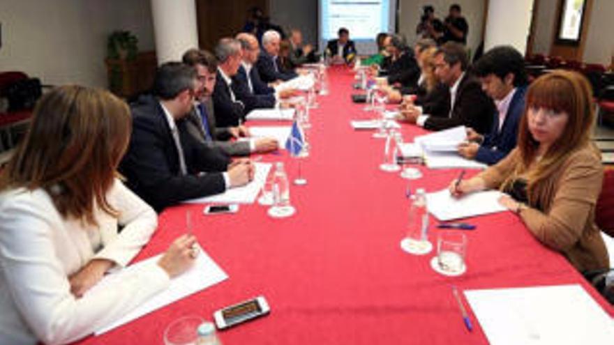 El presidente del Gobierno de Canarias, Fernando Clavijo (c), durante la reunión con la Federación Canaria de Islas para abordar la futura Ley del Suelo hoy en Las Palmas de Gran Canaria.