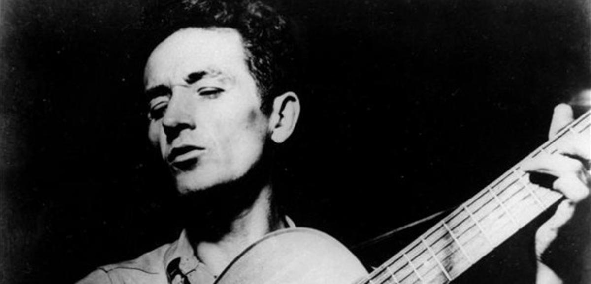 El cantautor norteamericano Woody Guthrie.