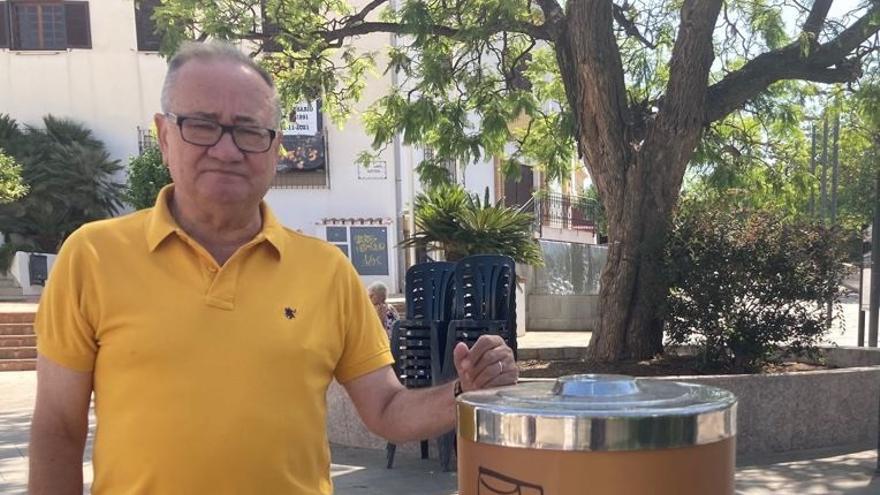 El concejal de RSU de Benalmádena junto al nuevo contenedor de reciclaje de pilas de la localidad