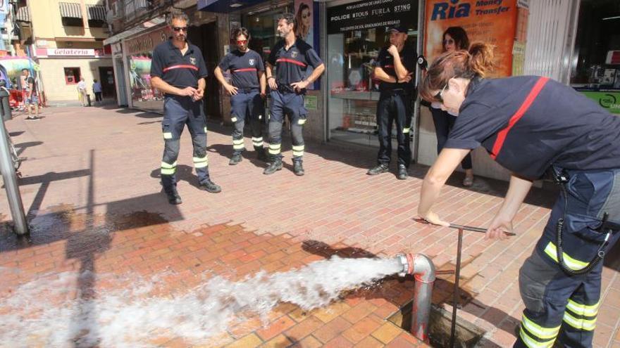 Los bomberos revisan todas las hogueras