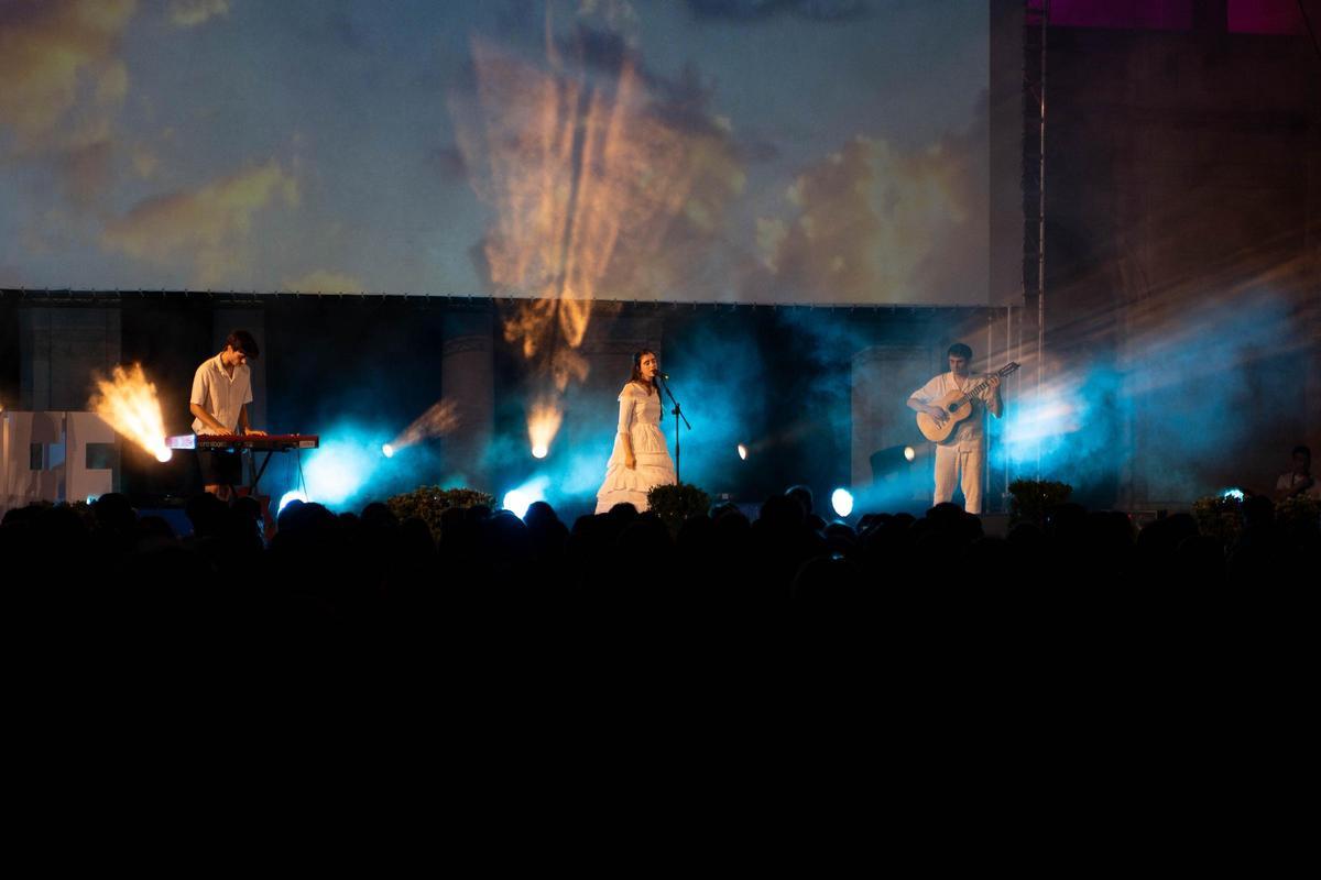 La iluminación de este año da protagonismo al azul, como el cartel del festival