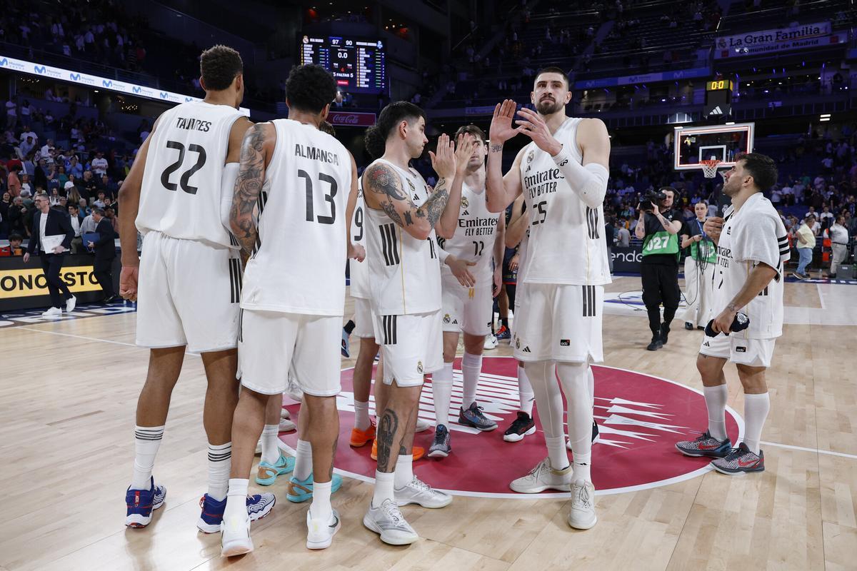Los jugadores del Real Madrid se saludan tras su último partido en casa de Liga Endesa.