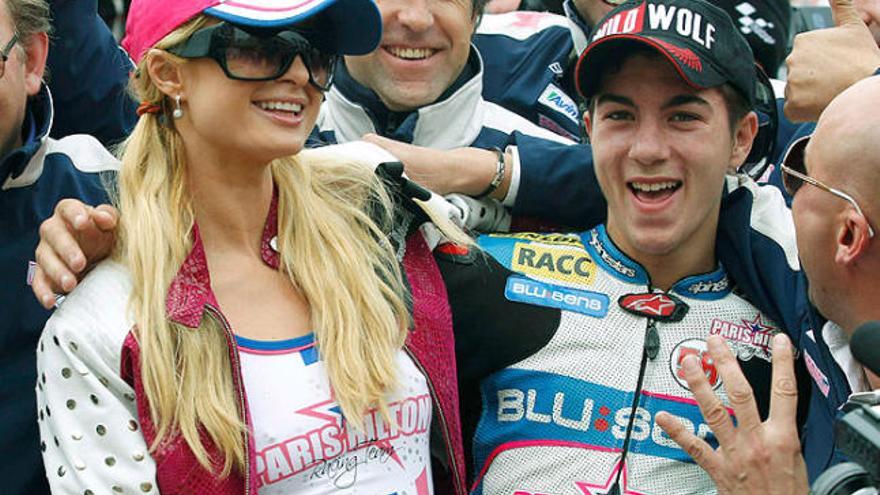 Viñales somriu per celebrar els seus quatre triomfs al Mundial al costat de la patrona del seu equip, la popular multimillonària Paris Hilton.