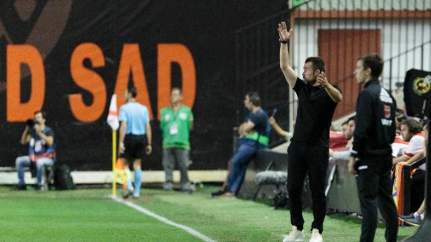 Aritz López Garai, dando instrucciones en la banda en Vallecas.