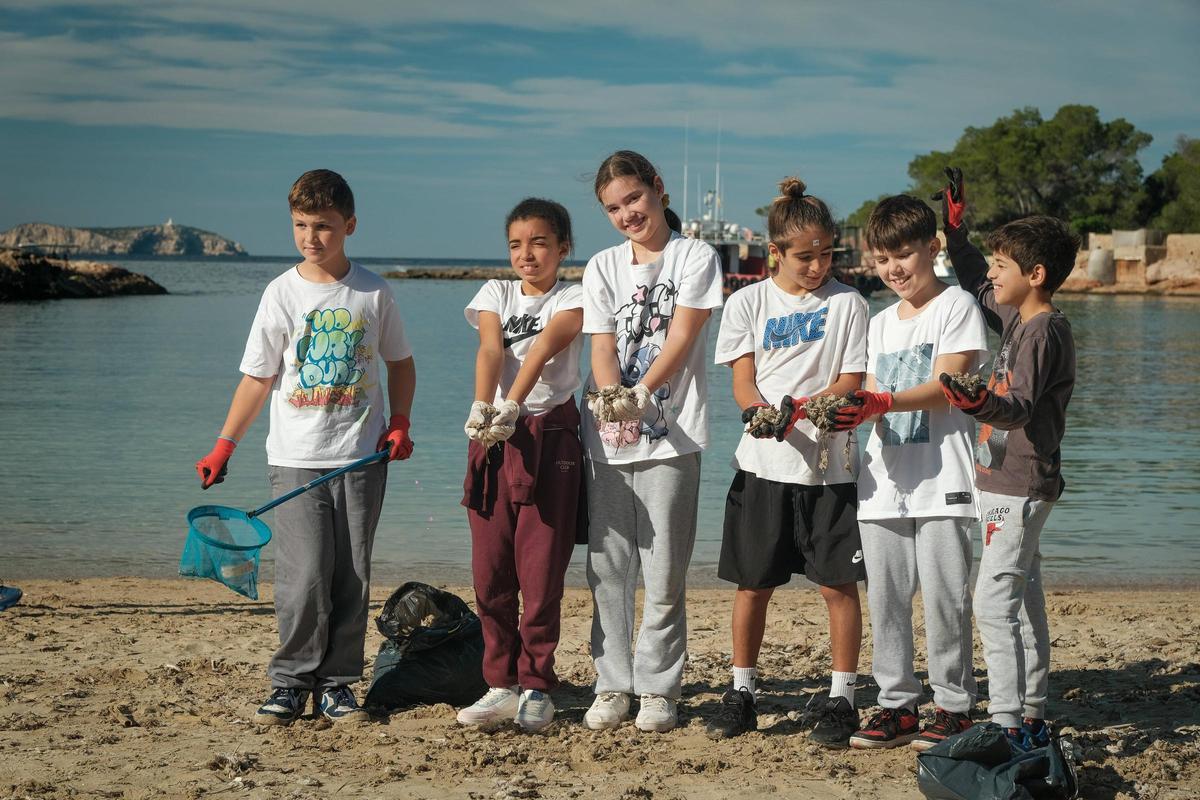 Los jóvenes, equipados con guantes, bolsas de basura y redes para capturar los reestos más pequeños.