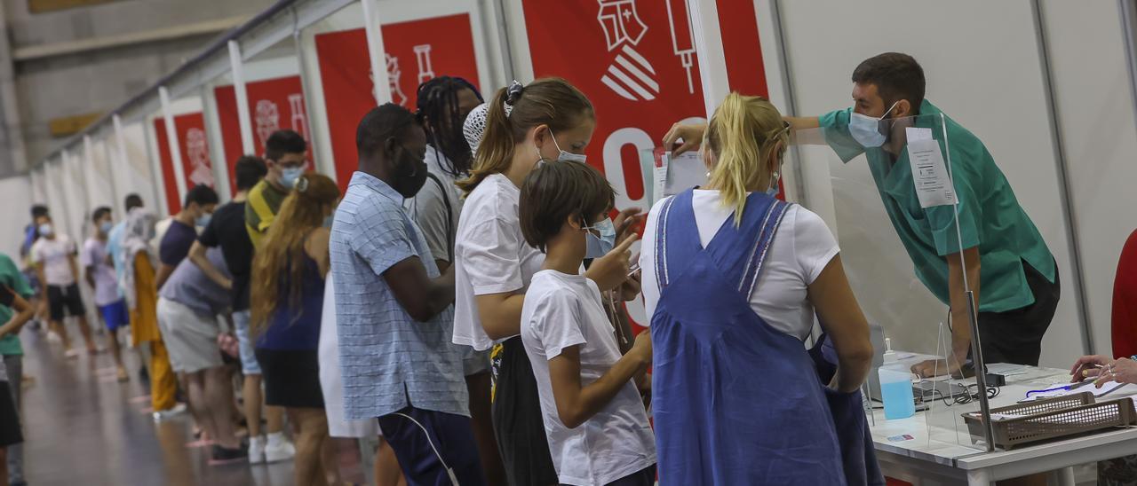 Vacunación frente al covid en las instalaciones de Ciudad de la Luz de Alicante