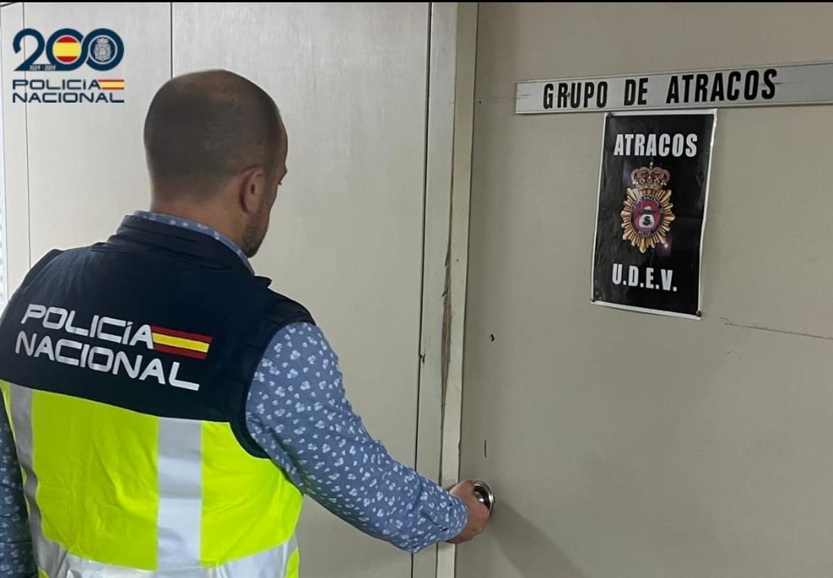 Un agente del Grupo de Atracos de la Policía Nacional entra en su despacho.