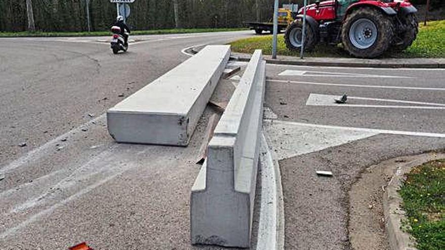Un camió perd dues peces de ciment  de grans dimensions a Sant Gregori
