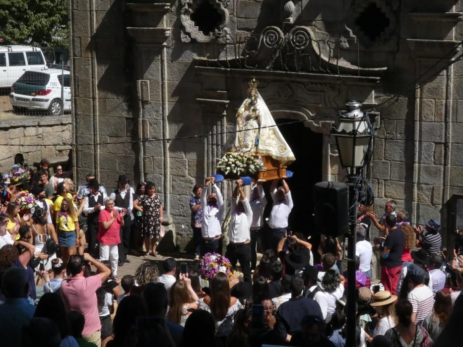 Una multitud llena el atrio de la iglesia parroquial para participar en todas las actividades del día grande de la Romaría de Darbo.