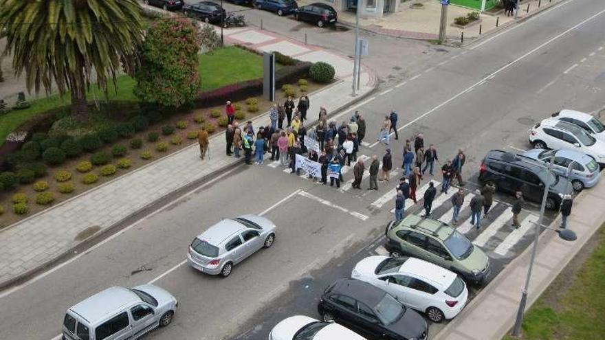 Las personas que protestaban ayer. // Gonzalo Núñez