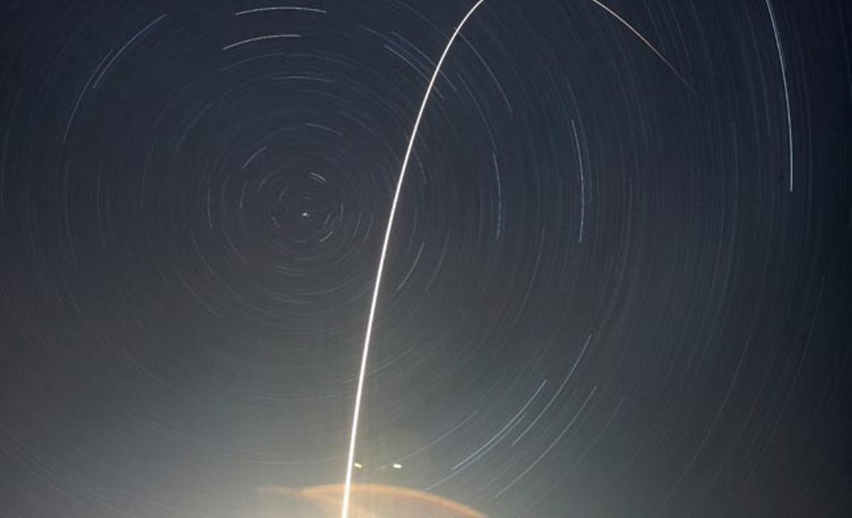 Una fotografia de dues hores de durada en la qual es pot observar la trajectòria, després de l’enlairament aquest dimarts des de Kazakhstan, de la nau russa Soiuz amb destí a l’Estació Espacial Internacional. Es pot veure també l’aparent moviment de les estrelles al voltant de la Polar, com a conseqüència de la rotació de la Terra durant aquestes dues hores.