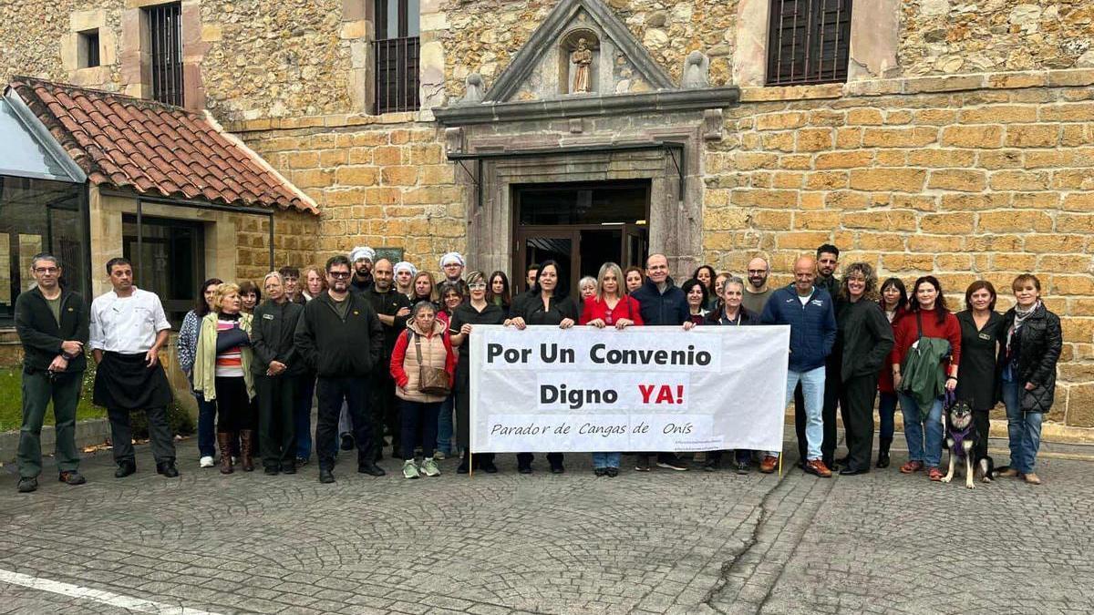 Protesta de los trabajadores del Parador de Cangas de Onís.