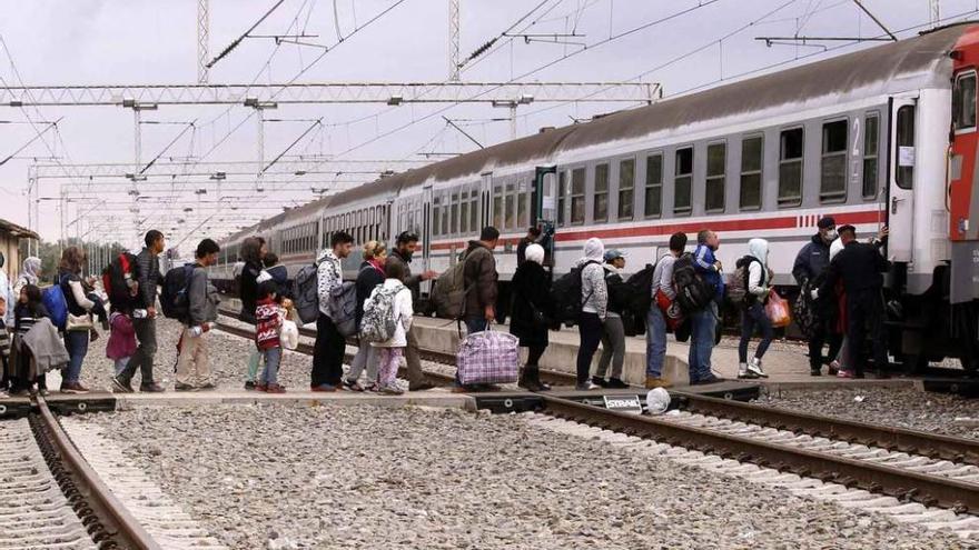 Refugiados sirios suben ayer a un tren desde Croacia con destino Hungría.