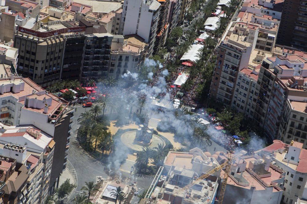 INFORMACIÓN fotografía la mascletà de Fuegos Artificiales del Mediterráneo desde el helicóptero de vigilancia de la Policía Nacional