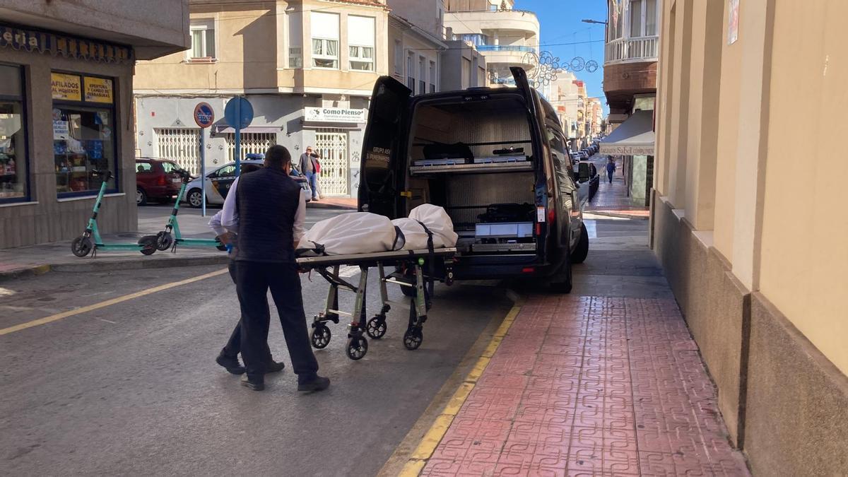 Hallan a un indigente fallecido en el patio municipal del antiguo parvulario de las monjas de Torrevieja