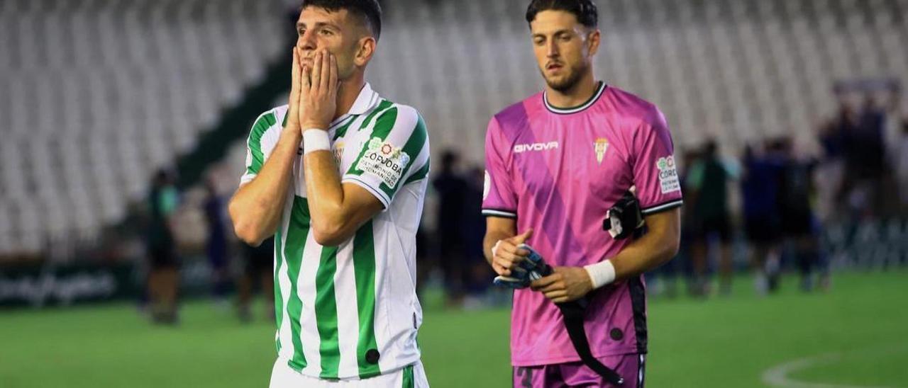 Toril y Marín se retiran de El Arcángel, el pasado sábado, tras la derrota ante el Linares Deportivo.