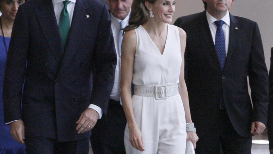 El rei Felip VI, la reina Letizia i Carles Puigdemont, durant la gala dels premis de l&#039;any passat