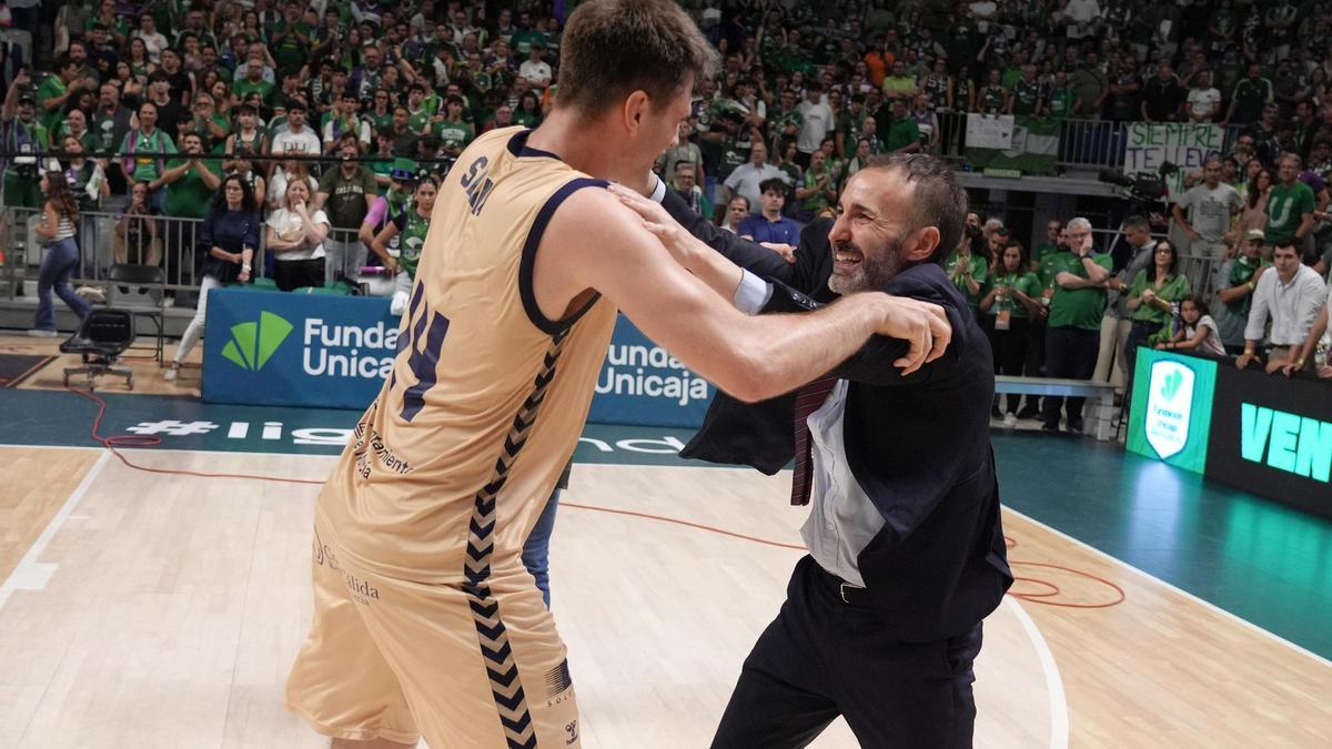 Sito Alonso y Dustin Sleva celebran la clasificación del UCAM Murcia CB para la final