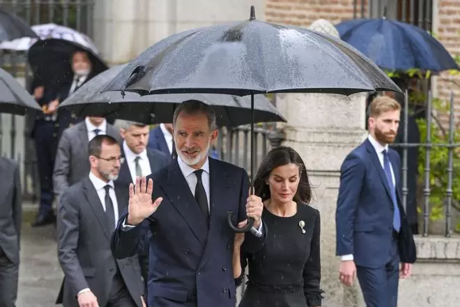 Felipe VI y Juan Carlos I se encuentran en el funeral por Fernando Gómez-Acebo