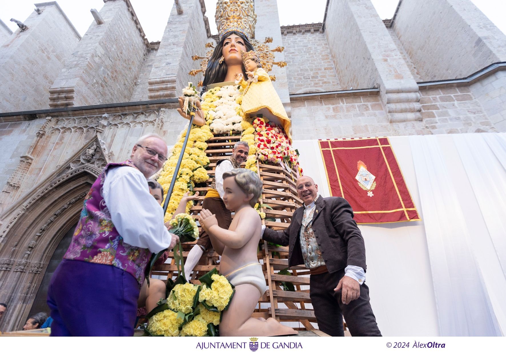 Bellas imágenes de la Ofrenda de las Fallas de Gandia