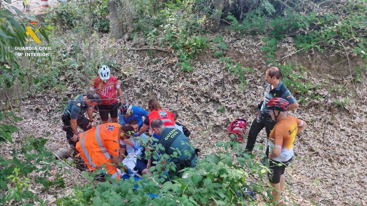 Rescate de un ciclista accidentado en el cauce del arroyo Alcarayón