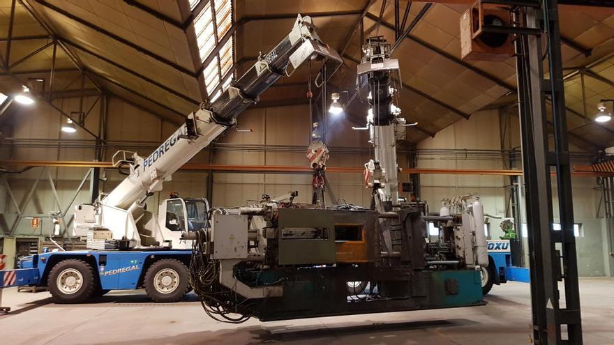 La nueva máquina, descargándose en la nave alquilada por Vauste en Porceyo.