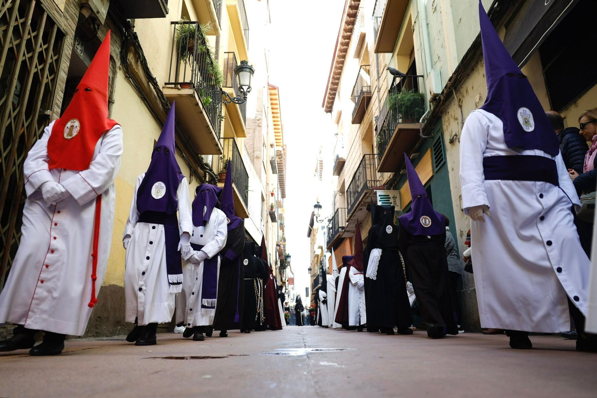 En imágenes | La procesión de 'Las Esclavas' sale a las calles de Zaragoza