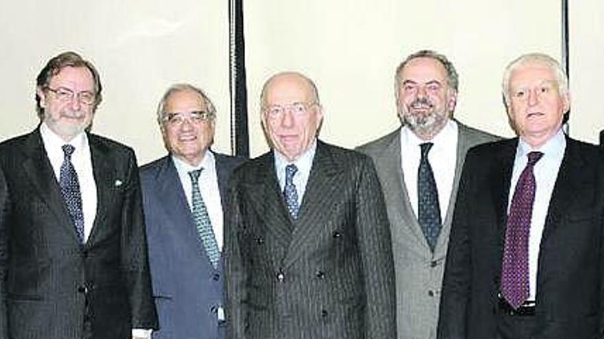 Los firmantes del acuerdo, con representantes de Telefónica, Prisa y Tele 5 y Sogecable.