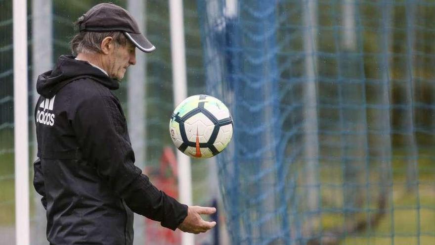 Anquela juega con un balón en El Requexón.