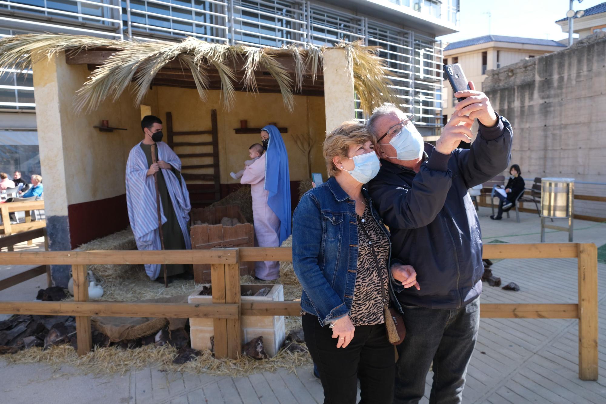 Cientos de personas aprovechan el día festivo para visitar el belén Viviente y el municipal en una jornada marcada por el buen tiempo y las calurosas temperaturas