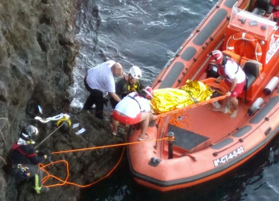 Un guardia civil salva la vida a una mujer que cayó por un acantilado de Cabo de Palos