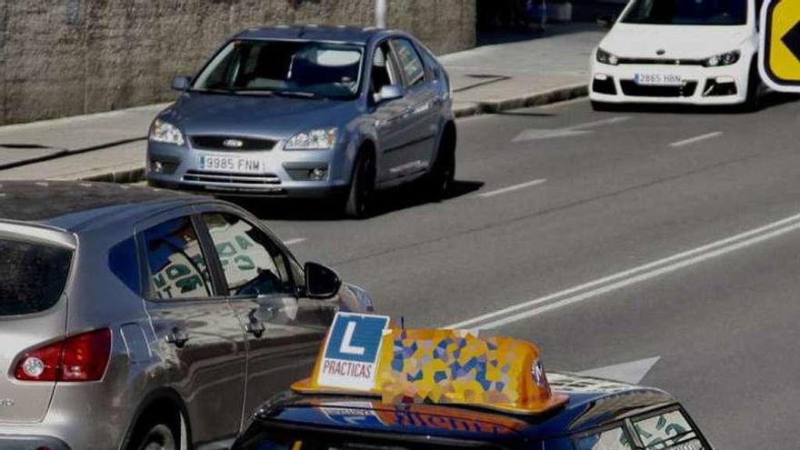 Un coche de autoescuela por Zamora, ayer.