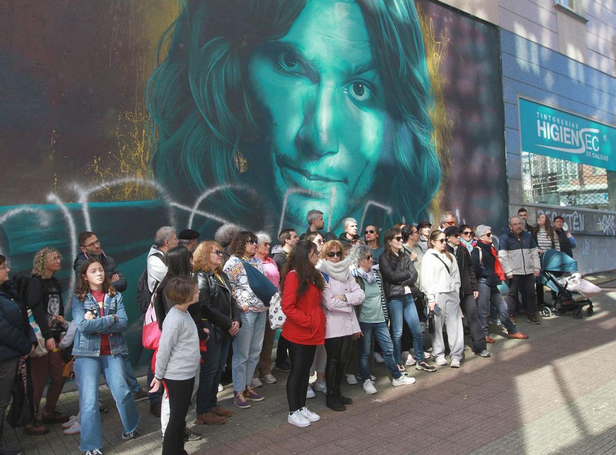 Parte del grupo frente al
retrato de Chechu Salgado
| Iñaki Osorio