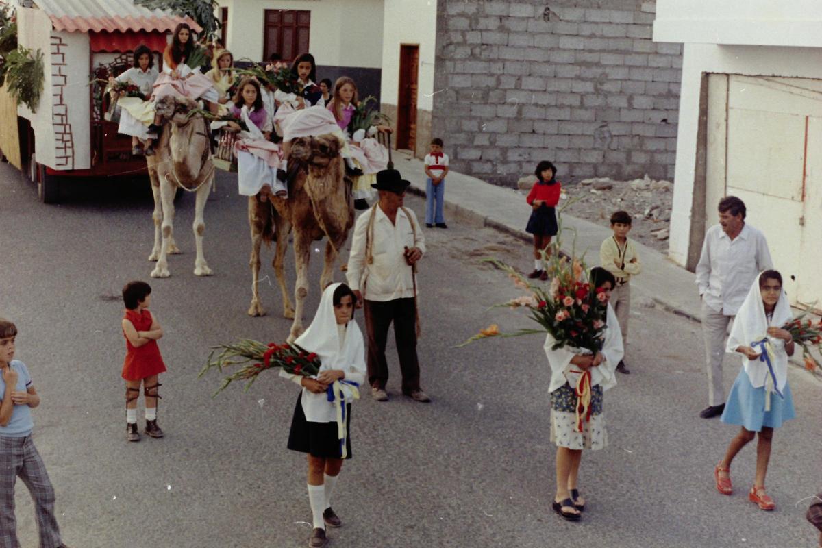 Imagen de una romería en El Tablero a fmediados de los 70 en la que desfilaban incluso camellos.