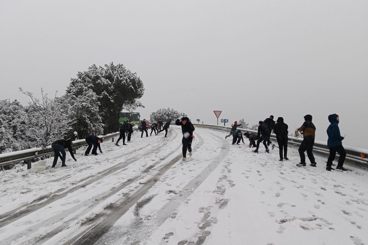 Varias personas se lanzan bolas de nieve en la carretera M-519 a la altura de Galapagar, este miércoles, en el que la borrasca Kristin deja una nevada en la región de Madrid. EFE/Álvaro Blanco