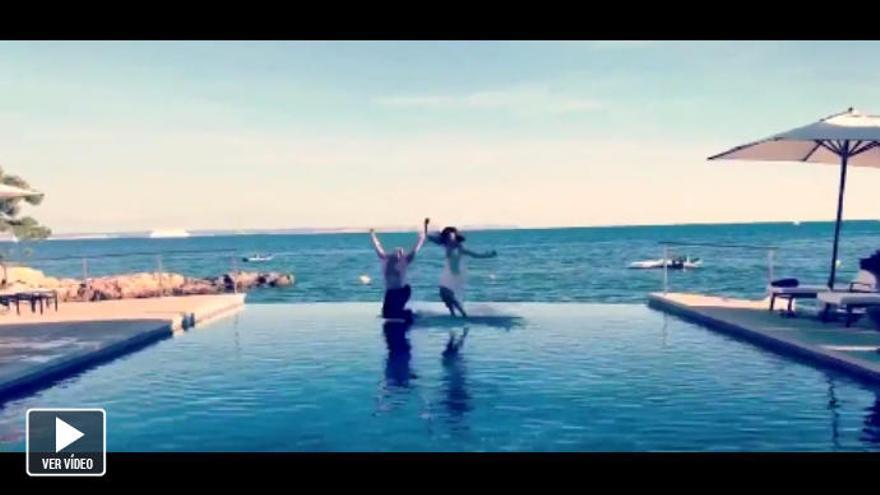 Las actrices Anne Hathaway y Rebel Wilson se tiran a la piscina en Mallorca
