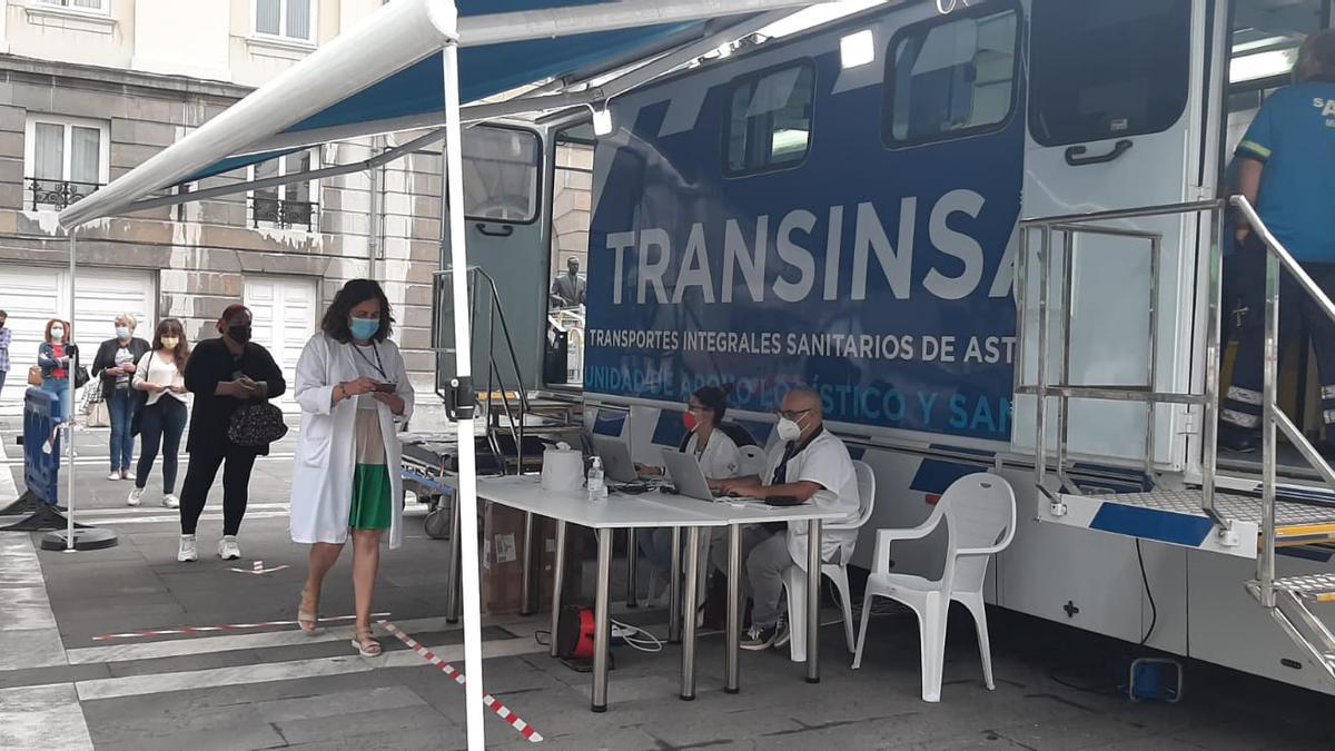 Colas en el punto de vacunación en Oviedo