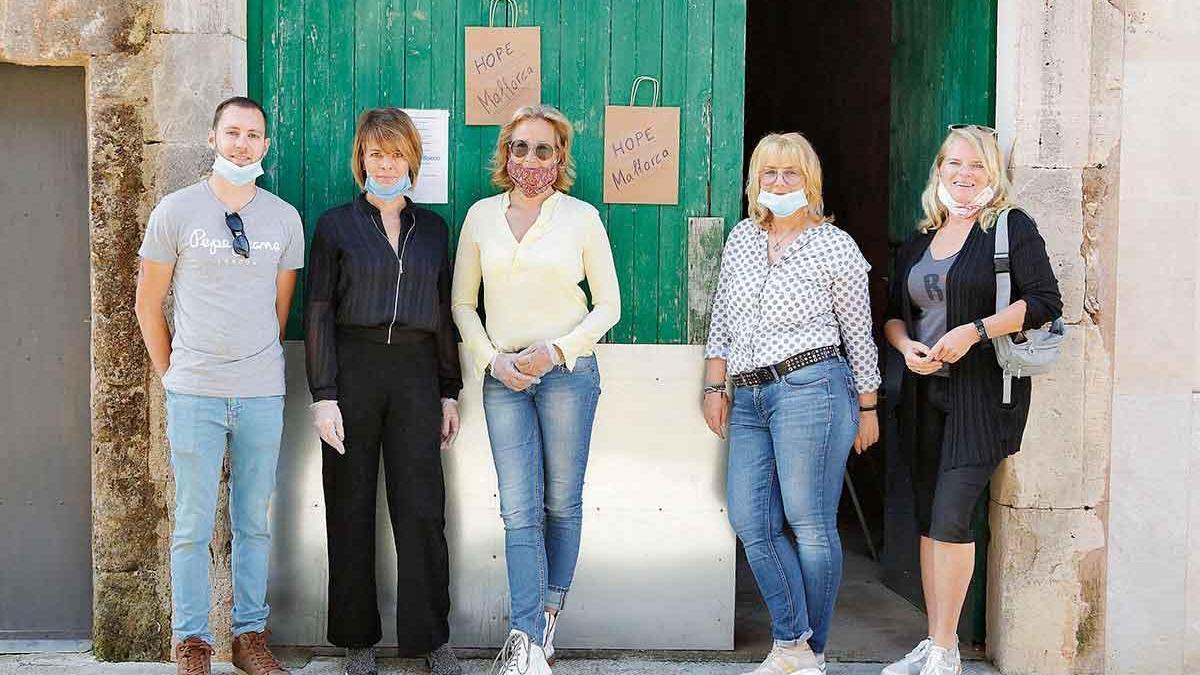 Heimke Mansfeld (2. v. li.) hat Hope Mallorca ins Leben gerufen. Hier mit Damia Pons Adrover (li.), Elvira Urbach, Claudia Radke und Susanne Menke (re.).